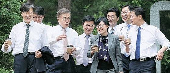 당선 직후인 지난 2017년 5월 문재인 대통령이 커피를 들고 참모진과 청와대를 산책했다. 청와대는 이를 파격 소통이라고 대대적으로 홍보했다. [중앙 포토]