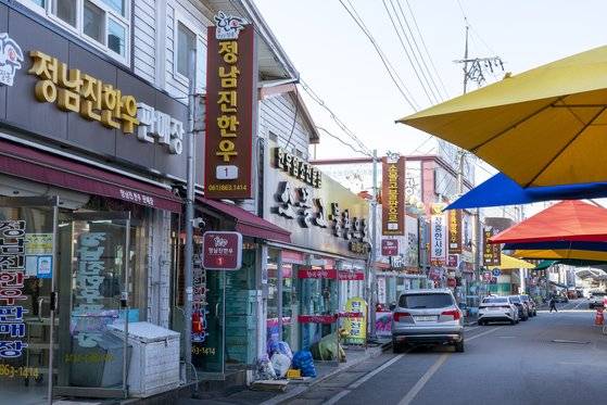 정남진장흥토요시장에 즐비한 한우 판매장. 26개 판매장이 줄지어 있다.