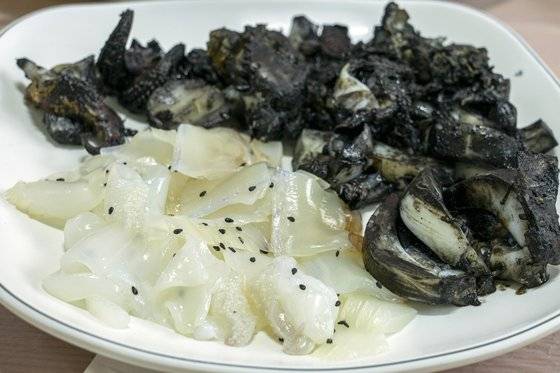 장흥 관산읍 '병영식당'의 갑오징어회와 먹찜. 갑오징어의 속살은 우윳빛이다. 먹찜으로 조리하면 검은 먹물을 뒤집어 쓰게 된다.