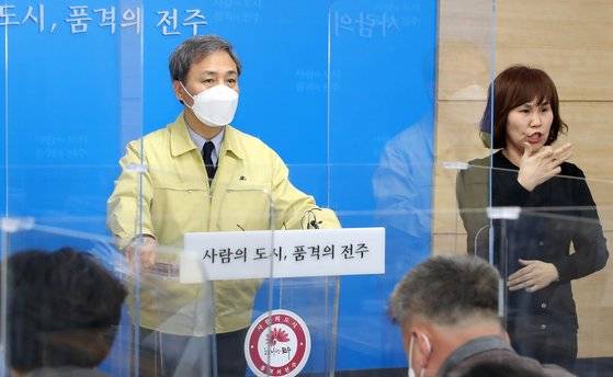 김승수 전주시장은 1일 전주시청 브리핑룸에서 코로나19 관련 긴급 브리핑을 열고 ″2일 낮 12시부터 15일 자정까지 2주간 사회적 거리두기 2단계 행정명령을 발령한다″고 발표하고 있다. 사진 전주시