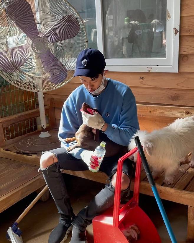 CNBLUE member Lee Jung-Shin did good at the Organic Dog Protection Center.Lee Jung-Shin posted a long article and photos on his instagram on April 1, saying, I went to the organic dog protection center in Anseong two days ago.In the public photos, Lee Jung-Shin actively volunteered for volunteer activities such as organizing donated items, walking dogs, and cleaning.Lee Jung-Shin said, As a person who raises dogs, I wanted to go to the dog center and give a small contribution.I was feeling better when I saw the place where about 350 friends were staying, cleaned up, ate delicious things, and ran around, but there was a time when I heard the childrens stories from the warden there, he said.I was angry when I heard that I left my children in front of the center or at the rest area a few days ago.I respect you, and I thank the companies and friends who have joined us in the good work together, he said, and I want to make sure that you are doing a lot of good things before you raise your pets.Lee Jung-Shin has revealed animal love through various broadcasts and SNS.Lee Jung-Shin said on SBSs TV Animal Farm, which aired on the 21st of last month, I have a son who is seven years old this year. His name is Ishimba.I think I love it more and more. Prior to this, in January, the wing-injured bird was temporarily protected and warmed up.