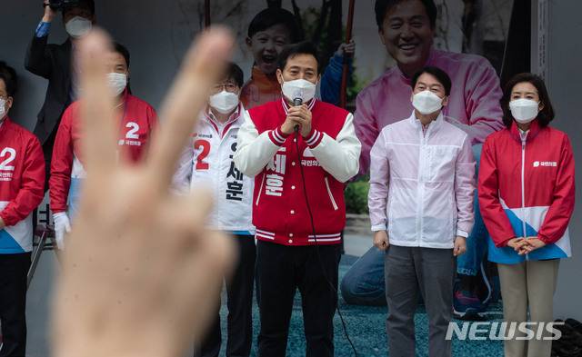 [서울=뉴시스]국회사진기자단 = 오세훈 국민의힘 서울시장 후보가 28일 오후 서울 강남구 코엑스 동문광장에서 집중유세를 펼치고 있다. 2021.03.28. photo@newsis.com
