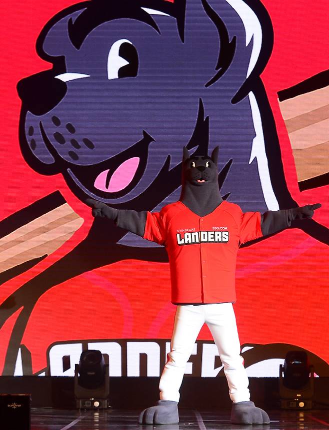 30일 오후 서울 소공동 웨스틴조선호텔에서 열린 프로야구단 SSG 랜더스 창단식에 마스코트 '랜디'가 공개되고 있다. 이한형 기자