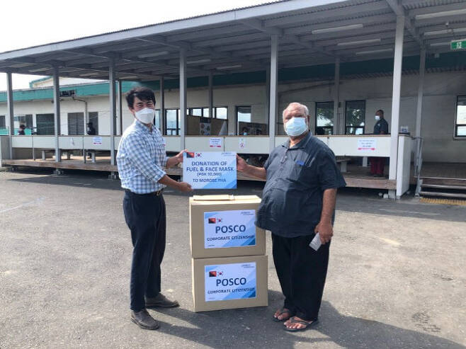 ▲포스코인터내셔널은 파푸아뉴기니 LAE발전법인을 통해 지역 코로나19 대응병원에 물품을 전달했다. (왼쪽)김도수 LAE발전법인 차장, L.멘다(Dr. L. Menda) 모로베 주 PHA 코로나19 총괄 책임자. (사진=포스코인터내셔널)