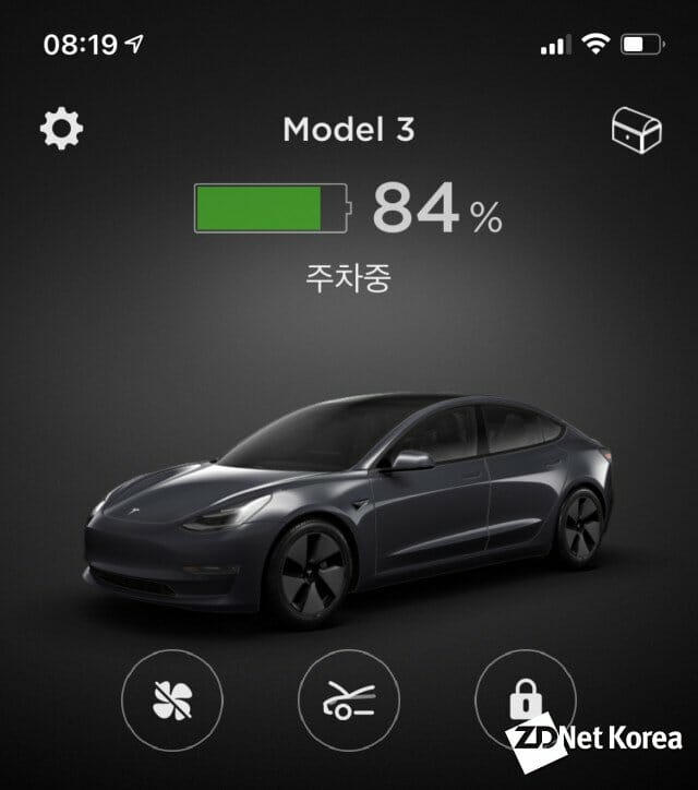 테슬라 iOS용 앱 구동 화면 일부, 차량 충전 상태 등을 볼 수 있다.