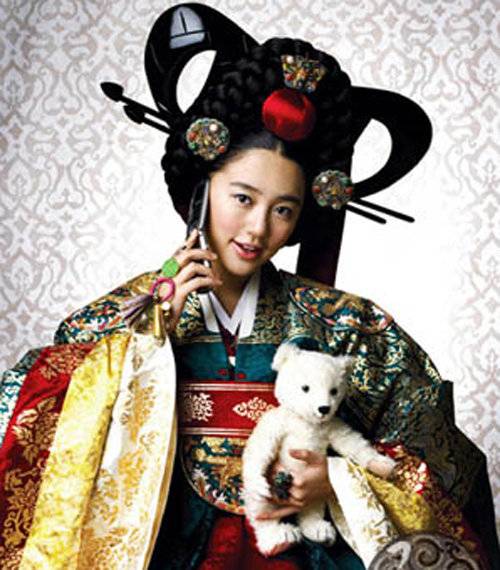 2006년 방영된 드라마 ‘궁’에서 세자 이신과 결혼하는 여고생 신채경(윤은혜). 드라마 팬들의 호응에 힘입어 최근 리메이크 제작이 결정됐다. MBC 제공