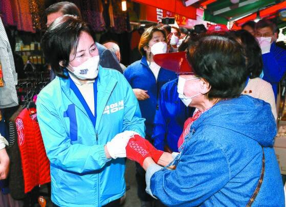 박영선 민주당 후보가 1일 서울 대림동 우리시장에서 유권자들과 인사하고 있다. [국회사진기자단]