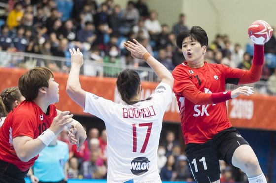 세계선수권대회 조별리그 2차전에서 한국이 덴마크와 경기하고 있다. [사진 세계핸드볼연맹]