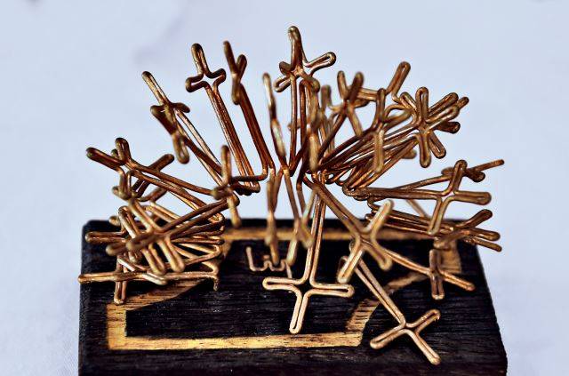 하나의 구리선을 꼬아 만든 여러 개의 십자가. 강민석 선임기자