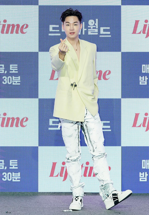 Henry Lau greets him at the production presentation of Lifetimes original global drama Drama World which was held online on the morning of the 2nd.Drama World is a fantasy romance genre that depicts what happens when Claire (Libe Hewson), a big fan of Korea Drama, is sucked into the world in Korea Drama.Drama World was first introduced in Korea in the form of web drama through Netflix in 2016. This time, it was reborn as a 13-part drama for TV channel broadcasting starring Ha Ji Won, Henry Lau, Shenrichard, Bannuri, Jung Man Sik and Choi Myung Bin.