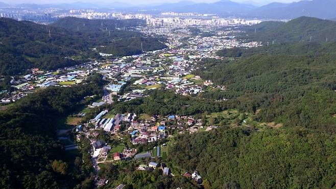 한국토지주택공사(LH) 임직원의 땅 투기 사태 여파로 3기 신도시 토지보상 작업이 지연되고 있다. 현재 3기 신도시 6곳 가운데 하남 교산과 인천 계양이 토지보상을 진행 중이며 이들의 보상협의율은 50% 안팎에 불과하다. 사진은 하남 교산신도시 예정지. [연합]