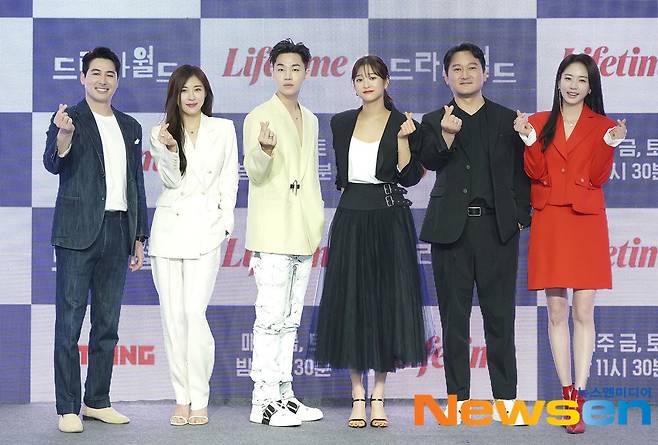 Lifetime Global Original Drama Drama World production presentation was held online on the morning of April 2.Ha Ji-won, Henry Lau, Sean Richard Dulake, Bae Noo-ri, Jung Man-sik and Kim Sa Hee attended the ceremony.Photos