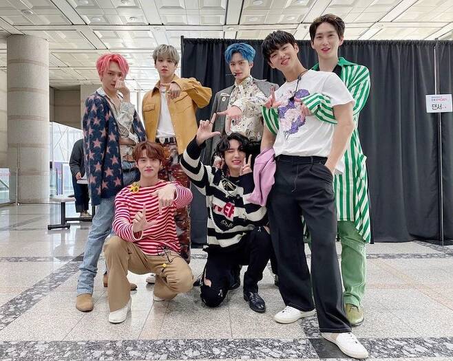 Group Pentagon has revealed its current status.On April 2, Pentagons official Instagram account reads, The stage of Romantic Pentagon, like the full spring flowrs!I hope Universes Spring is full of Pentagons love!Pentagon members in the public photos boast a warm visual.As a modifier of stage craftsman, charismatic appearance catches the eye.Fans who saw the photos responded too handsome, attractive hit and cool.On March 15, Pentagon released the mini 11th album LOVE or TAKE and is continuing its active activities.LOVE or TAKE is an album that solves Pentagons cool and confident love style with seven tracks under the main theme of Get in love or Get in love.The title song DO or NOT was the first place on the Genie music charts at 1 am on March 16th.