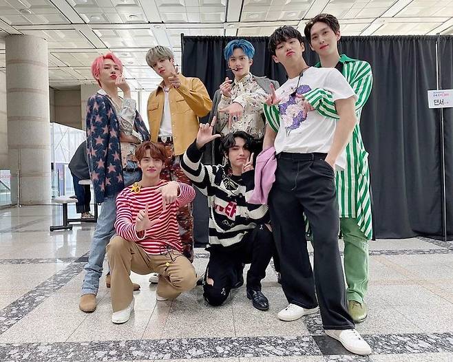 Group Pentagon has revealed its current status.On April 2, Pentagons official Instagram account reads, The stage of Romantic Pentagon, like the full spring flowrs!I hope Universes Spring is full of Pentagons love!Pentagon members in the public photos boast a warm visual.As a modifier of stage craftsman, charismatic appearance catches the eye.Fans who saw the photos responded too handsome, attractive hit and cool.On March 15, Pentagon released the mini 11th album LOVE or TAKE and is continuing its active activities.LOVE or TAKE is an album that solves Pentagons cool and confident love style with seven tracks under the main theme of Get in love or Get in love.The title song DO or NOT was the first place on the Genie music charts at 1 am on March 16th.