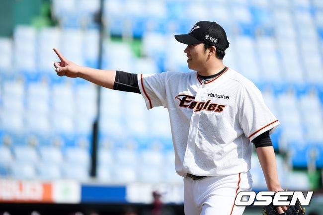 [OSEN=대전, 조은정 기자] 이닝을 마친 김민우가 만루 위기를 막아낸 뒤 마운드에서 내려오고 있다. /cej@osen.co.kr