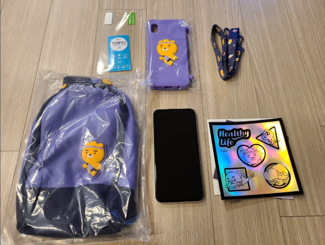 ‘U+카카오리틀프렌즈폰4’ 의 키즈 특화 패키지 구성품