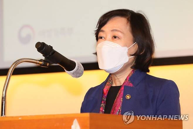 청소년정책 토론회 개회사 하는 김경선 여가부 차관 (세종=연합뉴스) 김경선 여성가족부 차관이 2월 26일 오후 서울 중구 페럼타워에서 '코로나 팬데믹, 그리고 청소년'이라는 주제로 열린 청소년정책 토론회에서 개회사를 하고 있다. 2021.4.2.[연합뉴스 자료사진. 재판매 및 DB금지] photo@yna.co.kr
