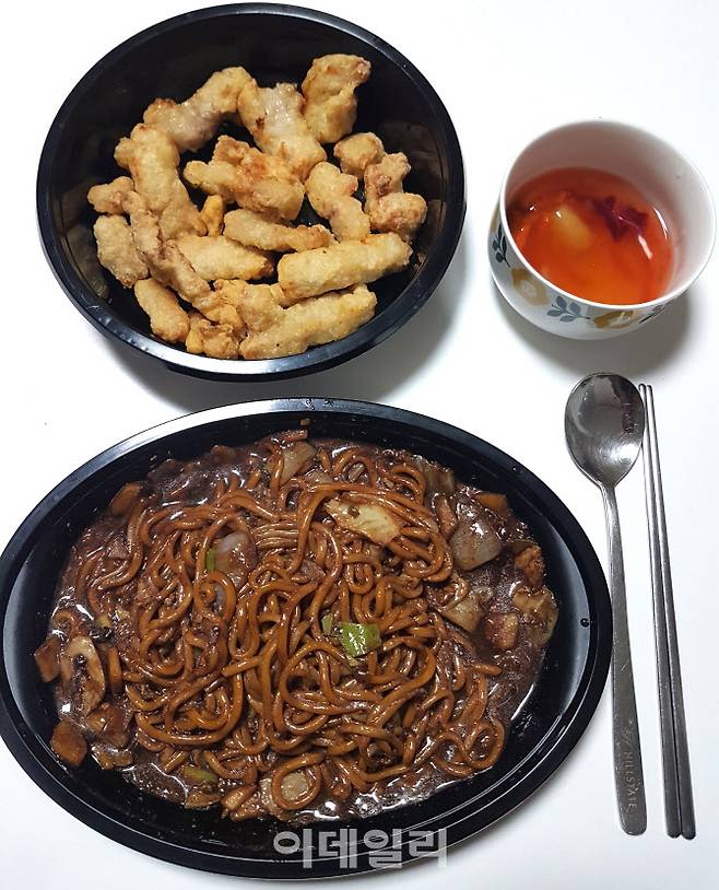 CJ제일제당 중화 간편식(HMR) ‘고메 바삭쫄깃한 탕수육’과 ‘고메 풍미가득한 중화짜장’을 시식해봤다.(사진=김범준 기자)