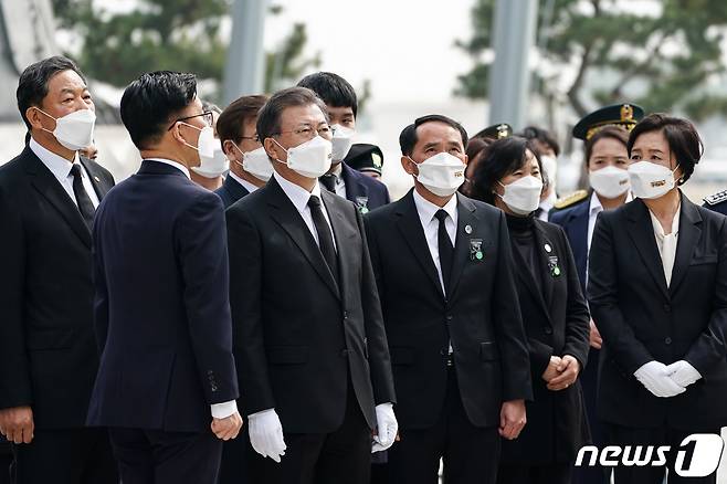 문재인 대통령과 김정숙 여사가 지난달 26일 오후 경기 평택 해군2함대 사령부에서 열린 제6회 서해수호의날 기념식을 마친 후 천안함 선체를 둘러보며 천안함 피격사건에 대한 설명을 경청하고 있다. 2021.3.26/뉴스1 © News1 유승관 기자