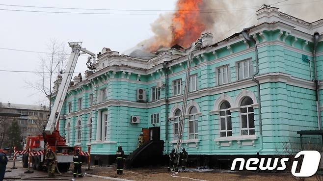 소방대원들이 고가 사다리를 동원, 화재를 진압하고 있다. © 로이터=뉴스1 © News1 박형기 기자