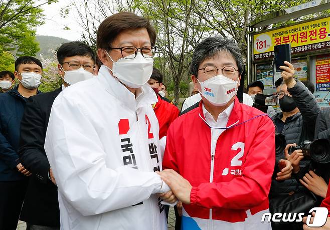 박형준 국민의힘 부산시장 후보(왼쪽)와 유승민 전 의원이 사전투표 마지막 날인 3일 오후 부산 해운대구 대천공원 앞에서 합동유세를 하기 전 악수하고 있다. 2021.4.3/뉴스1 © News1 안은나 기자