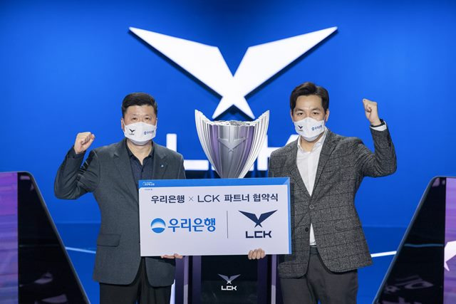 권광석(왼쪽) 우리은행장과 오상헌 LCK 대표가 지난 1월 19일 협약식을 마치고 포즈를 취하고 있다. /LCK 제공