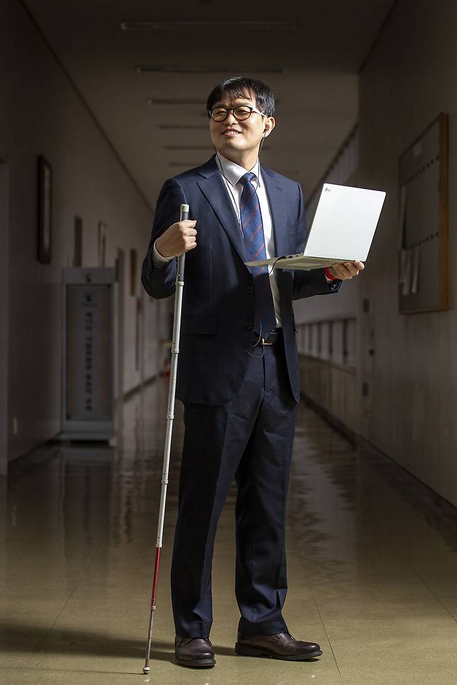 '국내 2호 시각장애인 판사' 김동현씨는 "모든 재판 자료를 노트북에 넣어두고 이어폰을 통해 듣는다"고 했다. 그는 "나는 다른 판사들과 일하는 방식이 다를 뿐이다. 공정한 재판으로 신뢰를 쌓겠다"고 했다. / 이신영 영상미디어 기자