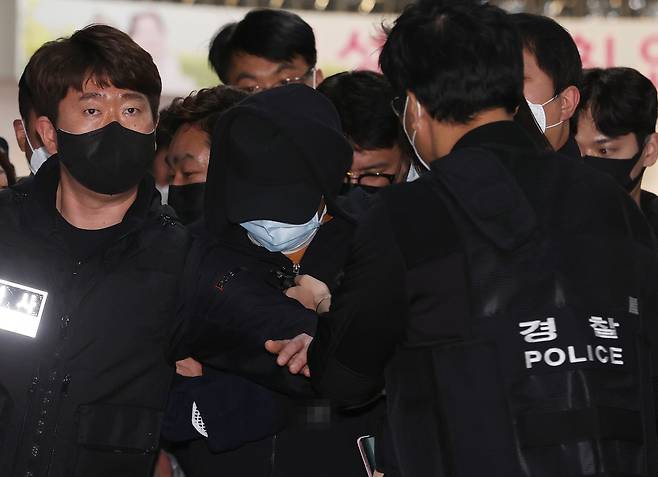 서울 노원구 아파트에서 세 모녀를 살해한 혐의를 받는 김모(24)씨가 2일 오후 서울 노원경찰서에서 조사를 마치고 나오고 있다. /연합뉴스