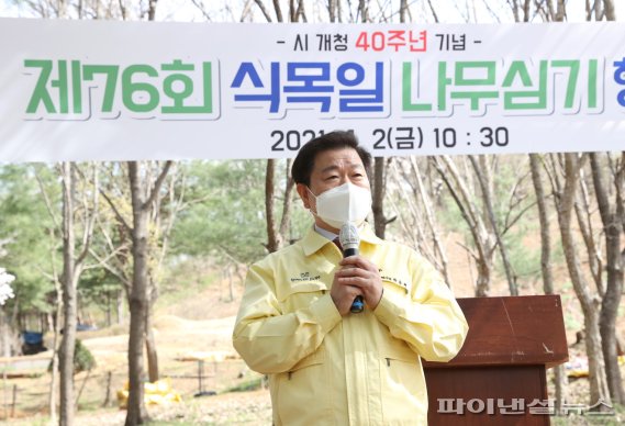 박승원 광명시장 2일 가림산 둘레길 ‘푸른숲 나무심기’격려. 사진제공=광명시