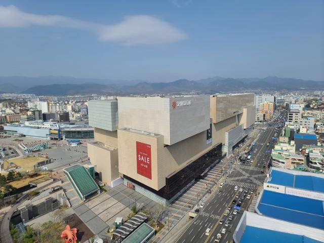 동대구복합환승센터에 자리잡은 대구신세계백화점 전경. 2016년 12월 개점 이후 대구 1등 백화점으로 부상했다. 김민규 기자 whitekim@hankookilbo.com