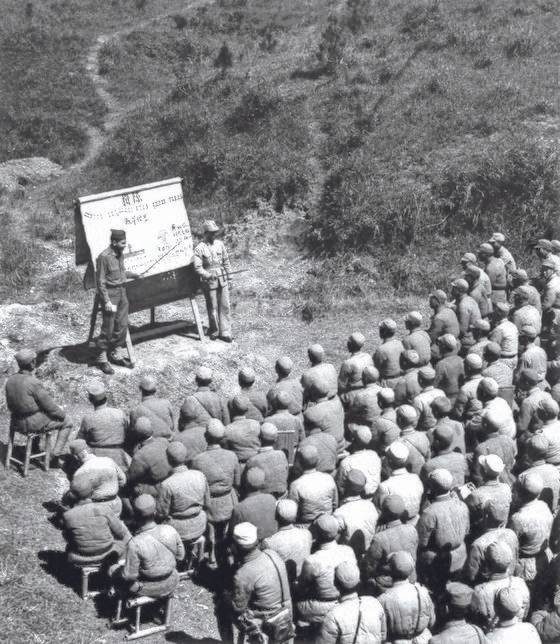 미군으로부터 전술 교육 받는 윈난군. [사진 김명호]