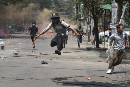 군인 피해 급히 달아나는 미얀마 쿠데타 규탄 시위대. [사진 출처= AP·연합뉴스]