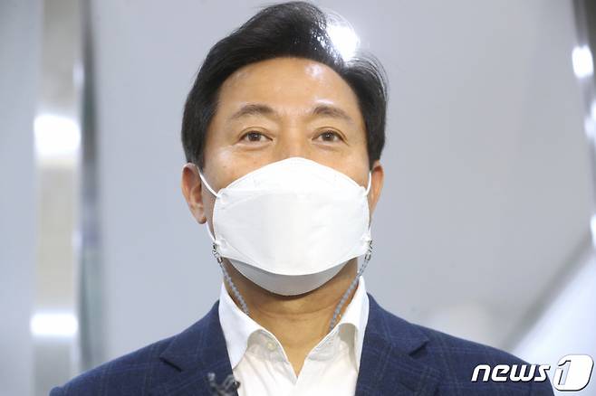 오세훈 국민의힘 서울시장 후보가 3일 오후 서울 광진구 자양3동주민센터에 마련된 사전투표소에서 투표를 마치고 취재진의 질문에 답하고 있다./사진=뉴스1