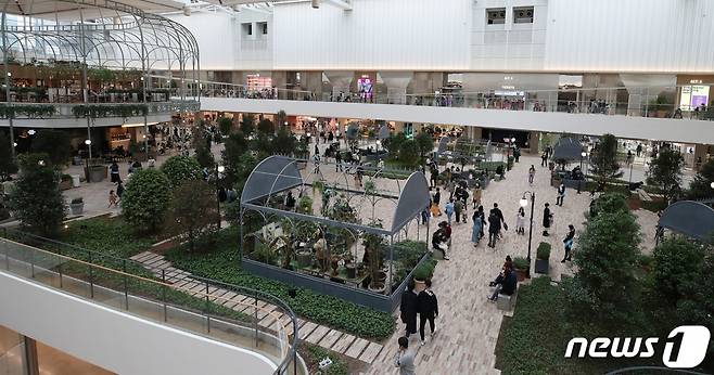 서울 여의도 ‘더 현대 서울’에서 쇼핑을 즐기는 시민들의 모습. /사진=뉴스1
