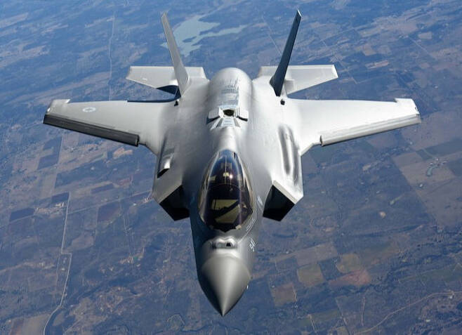 미 공군 F-35A 스텔스 전투기가 공중급유 훈련을 하기 위해 비행을 하고 있다. 미 공군 제공