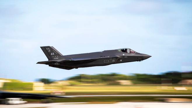 미 공군 F-35A 스텔스 전투기가 공중전 훈련을 위해 이륙하고 있다. 미 공군 제공