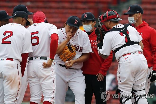 사와무라 격려하는 보스턴 동료들 (보스턴 AP=연합뉴스) 보스턴 레드삭스 일본인 투수 사와무라 히로카즈가 3일(한국시간) 미국 매사추세츠주 보스턴의 펜웨이파크에서 열린 볼티모어 오리올스와의 홈경기 9회에 등판하자 보스턴 내야수들이 마운드에 모여 사와무라를 격려하고 있다.