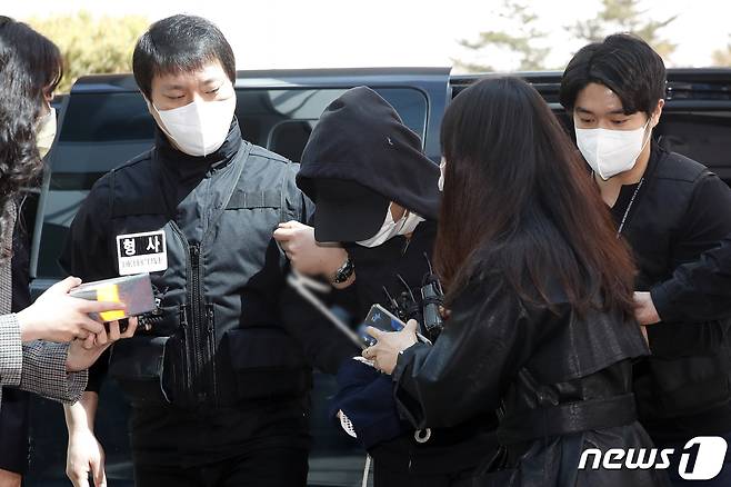 서울 노원구 중계동의 한 아파트에서 세 모녀를 살해한 혐의를 받는 김모씨. 2021.4.4/뉴스1 © News1 이승배 기자