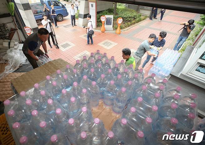 지난 2019년 서울의 아파트에서 수돗물에 불순물이 섞여 나오자 서울시가 각 세대에 생수를 전달하고 있다 /뉴스1 DB