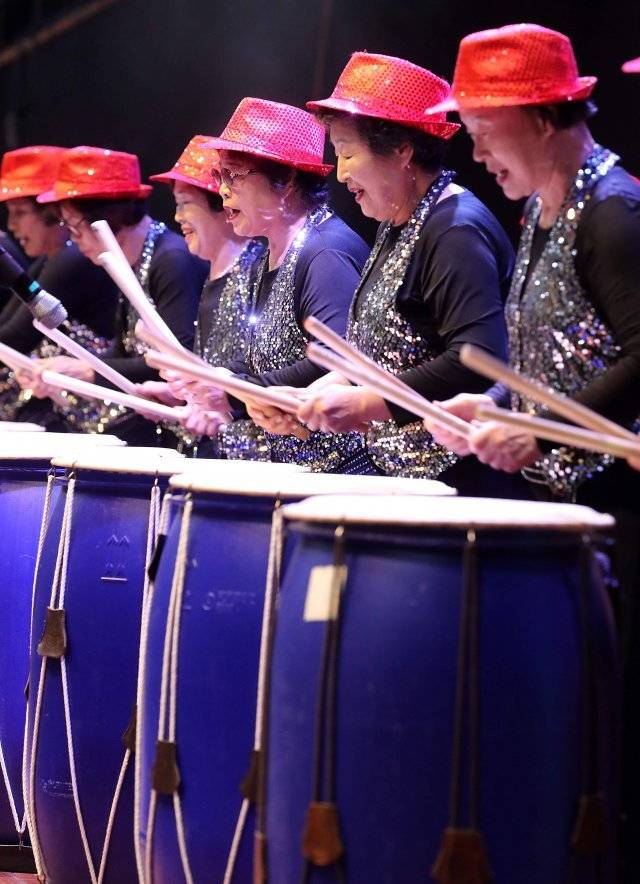 ‘어르신 생활체육 경연대회’에서 선보인 어르신들의 난타공연. 노년의 활력은 운동과 사람들과의 교류를 통해 커진다. 동아일보DB