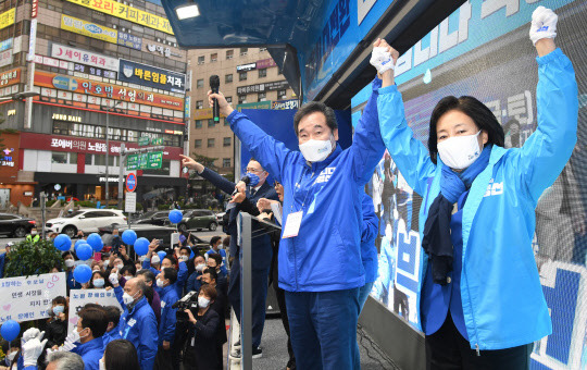 박영선 민주당 서울시장 후보와 이낙연 공동 상임선대위원장이 4일 오후 노원구 노원역에서 집중유세를 하며 지지를 호소하고 있다. 국회사진기자단=연합뉴스