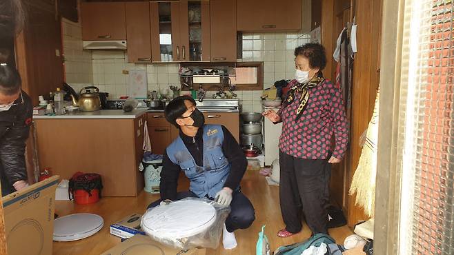 경성전자고등학교 학생이 코로나19로 힘든 독거노인 분들을 찾아가 형광등 교체하고 있다.