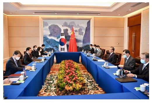 한국(왼쪽)과 중국 외교장관과 관계자들이 3일 중국 푸젠성 샤먼 하이웨호텔에서 회담하고 있다. 중국 외교부 홈페이지 캡쳐.