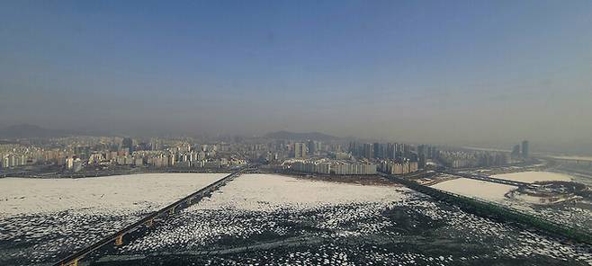 대기 정체로 미세먼지 농도가 짙어진 지난 1월13일 낮 서울 마포대교에서 바라본 눈 쌓인 한강 위로 미세먼지 뿌연 하늘이 펼쳐져 있다. 백소아 기자 thanks@hani.co.kr
