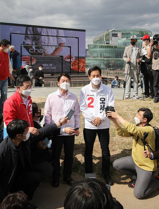 오세훈 국민의힘 서울시장 후보와 안철수 공동선거대책위원장이 4일 오후 서울 서초구 세빛섬 앞에서 선거 유세 도중 취재진의 질문에 답변하고 있다. 공동취재사진