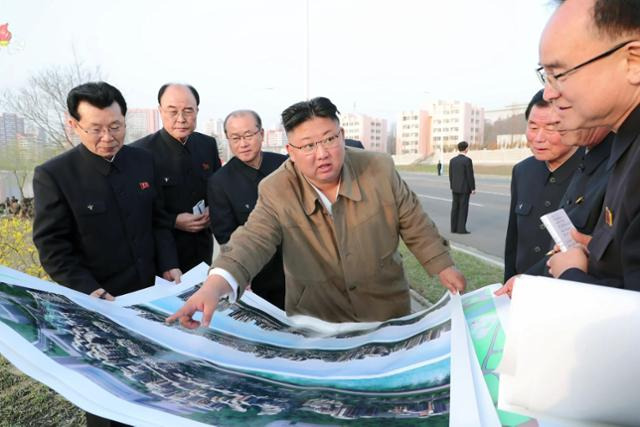 김정은 북한 국무위원장이 지난달 31일 평양 시내 보통강 강변 주택건설 현장을 시찰할 당시 모습. 조선중앙TV 캡처 뉴시스