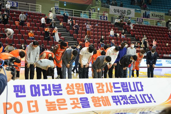 지난 3일 열린 LG전 승리 후 팬들에게 인사하는 전자랜드 선수단의 모습. KBL 제공