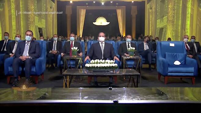 압델 파타 엘시시 대통령(가운데) 등 이집트 지도부도 파라오 미라 이송행사에 참석했다. 로이터=연합뉴스
