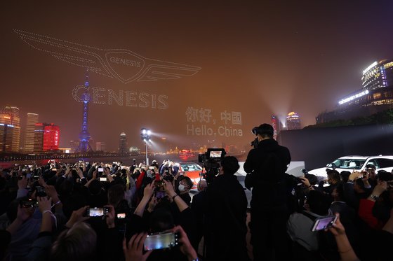 지난 2일 중국 상하이 국제 크루즈터미널에서 열린 ‘제네시스 브랜드 나이트’에서 드론 약 3500대가 상공에 띄워져 제네시스의 중국 출시를 자축했다. [사진 현대자동차그룹]