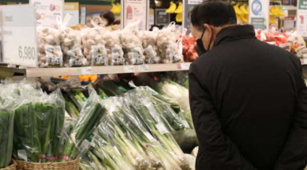 서울의 한 대형마트에서 소비자가 채소 판매대를 둘러보고 있다.